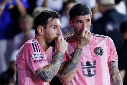 开云娱乐-梅西本场数据：1次关键传球 3次过人0成功 丢失球权19次 评分6.6