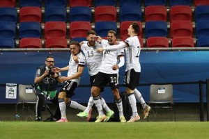 开云在线-德国队备战忙勒夫干劲十足 右后卫有了新选择？