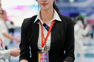 kaiyun-网红击剑运动员秦雪执裁青少年比赛，职业装亮相长腿吸睛