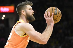 开云娱乐-骑士主场迎战活塞 迪恩·韦德&amp;米切尔&amp;斯特鲁斯缺席比赛