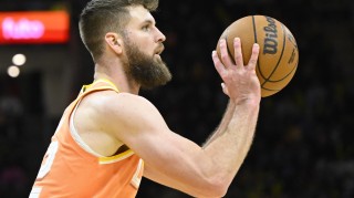 开云娱乐-骑士主场迎战活塞 迪恩·韦德&amp;米切尔&amp;斯特鲁斯缺席比赛