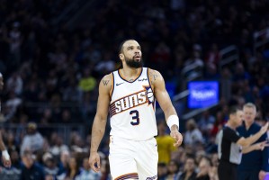 开云APP-使暗劲了？鲍威尔抢断狄龙被撞倒起身想动手被拦住 吹后者技犯