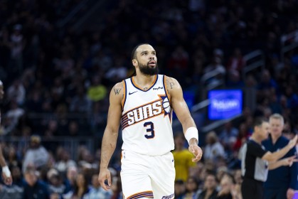 开云APP-使暗劲了？鲍威尔抢断狄龙被撞倒起身想动手被拦住 吹后者技犯