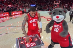 开云官网-今天终于起飞了！小贾赛后出席主场新仪式 拍下按钮让火箭升空