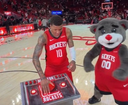 开云官网-今天终于起飞了！小贾赛后出席主场新仪式 拍下按钮让火箭升空