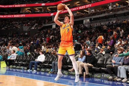 开云在线-出手很少！克尼佩尔上半场5投3中 拿到6分4篮板3助攻